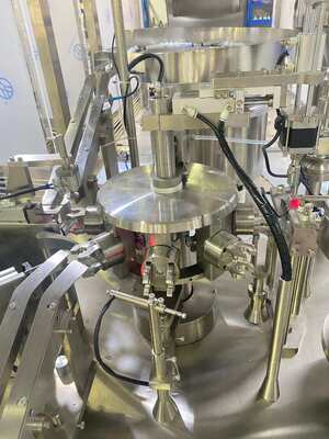 High Precision Rotary Syringe Liquid Filling Sealing Machine 1800-2100 P/H